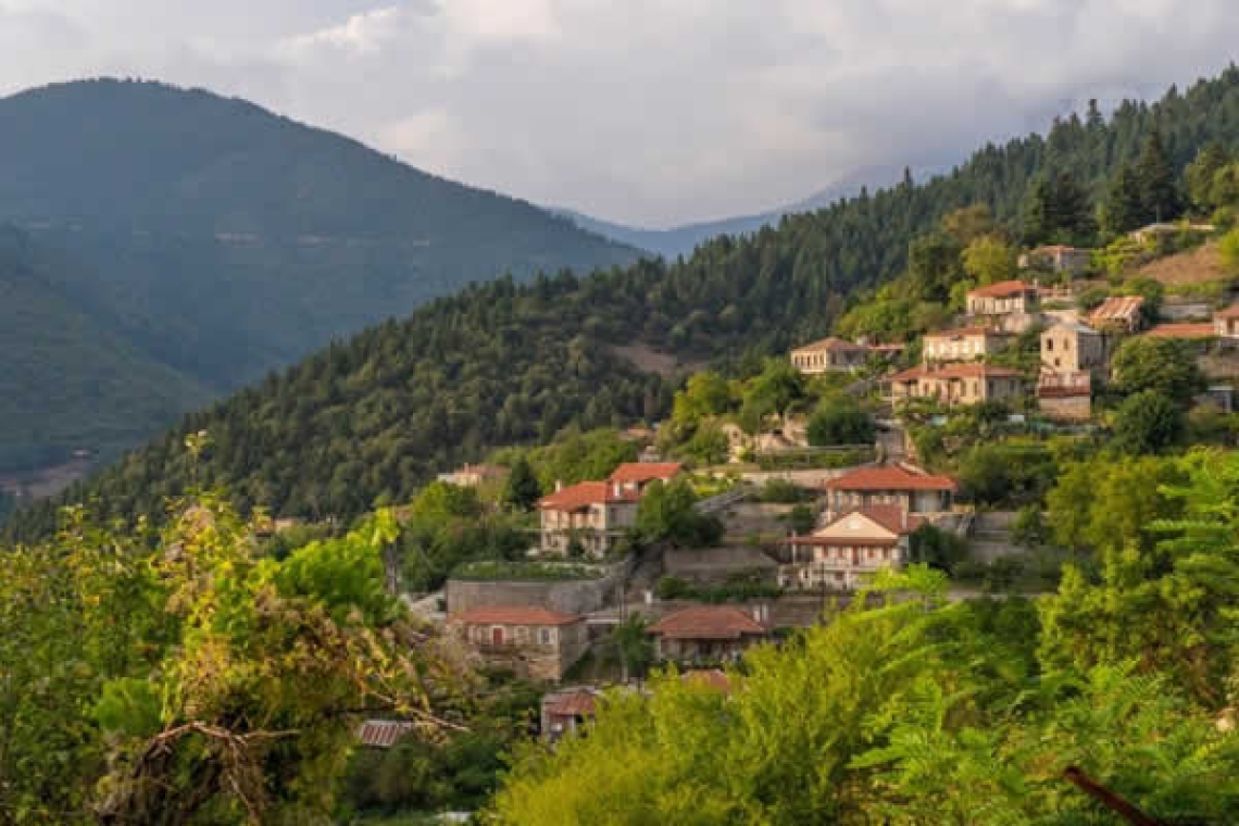 Κλαυσί: Το χωριό της Ευρυτανίας που βρίσκεται κάτω από τις ελατοσκέπαστες κορυφές του Βελουχίου