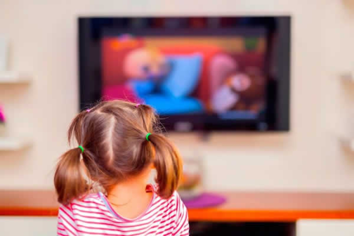 Γονείς: Μην «ξεχνάτε» τα μικρά παιδιά μπροστά στην τηλεόραση – Δείτε ποιοι κίνδυνοι ελλοχεύουν