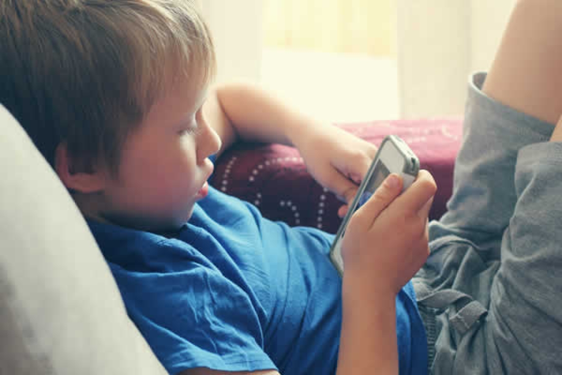 Τι πρέπει να ρωτήσετε το παιδί σας προτού του πάρετε κινητό