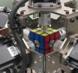 Ρομπότ έλυσε τον κύβο του Ρούμπικ σε 0,3 δευτερόλεπτα – Μπήκε στα Ρεκόρ Guinness