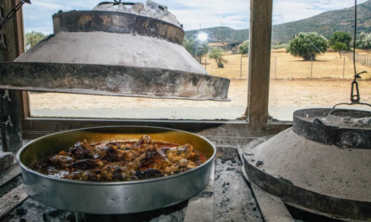 Το ταψί στην Ελλάδα είναι τρόπος ζωής: η ιστορία του από την αρχαιότητα έως σήμερα