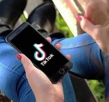 TikTok: Εθισμένοι νέοι στα πλοκάμια του αλγορίθμου