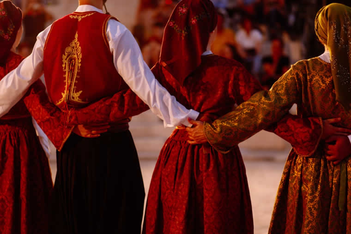 11 ελληνικοί παραδοσιακοί χοροί που δεν είναι (απλώς) χοροί αλλά βήματα μέσα στους αιώνες