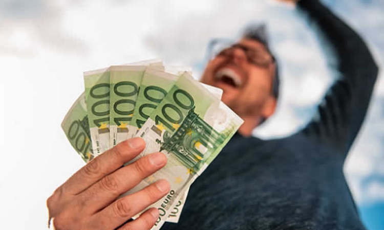 Τυχερά παιχνίδια: Γιατί μας αρέσει τόσο να σκεφτόμαστε ότι κερδίσαμε το λαχείο; Οι ψυχολόγοι εξηγούν