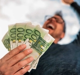 Τυχερά παιχνίδια: Γιατί μας αρέσει τόσο να σκεφτόμαστε ότι κερδίσαμε το λαχείο; Οι ψυχολόγοι εξηγούν