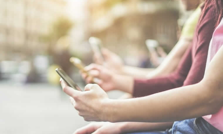 Πώς τα κατάφεραν έφηβοι χωρίς τα smartphones τους για μία εβδομάδα