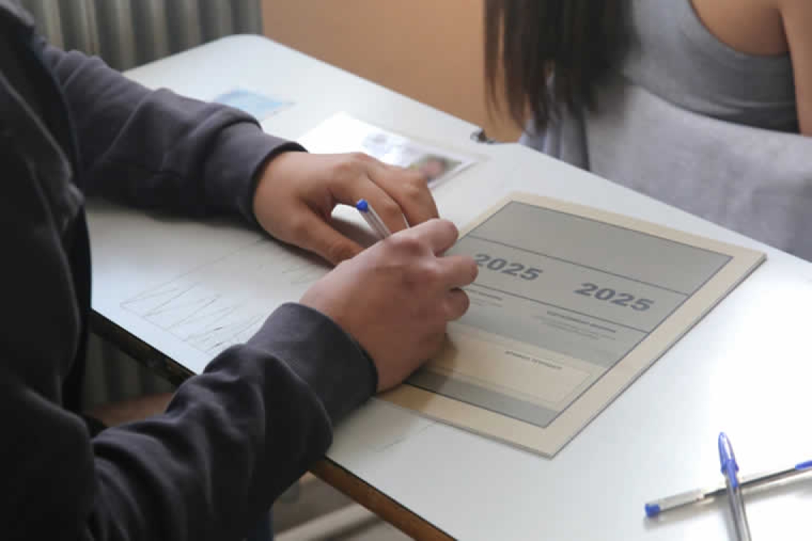 Πανελλήνιες 2025: Μαθητές ετών 52 και 75 υποψήφιοι στις εξετάσεις