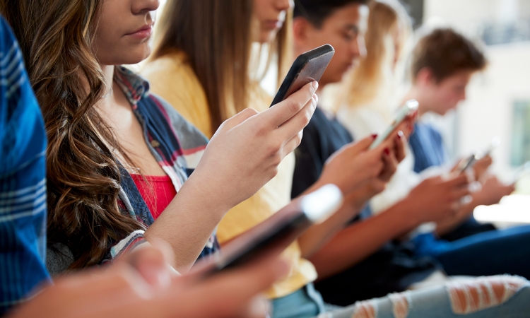 Κινητά τηλέφωνα: Η απαγόρευση στο σχολείο δεν έχει σημαντικά οφέλη