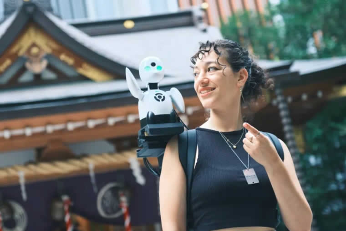Οι τουρίστες στο Τόκιο κυκλοφορούν με ένα ρομποτ-ξεναγό στον ώμο τους
