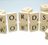 Πώς επιλέγεται η «Λέξη της Χρονιάς»; Ένας γλωσσολόγος και μέλος της επιτροπής εξηγεί το περίτεχνο τελετουργικό