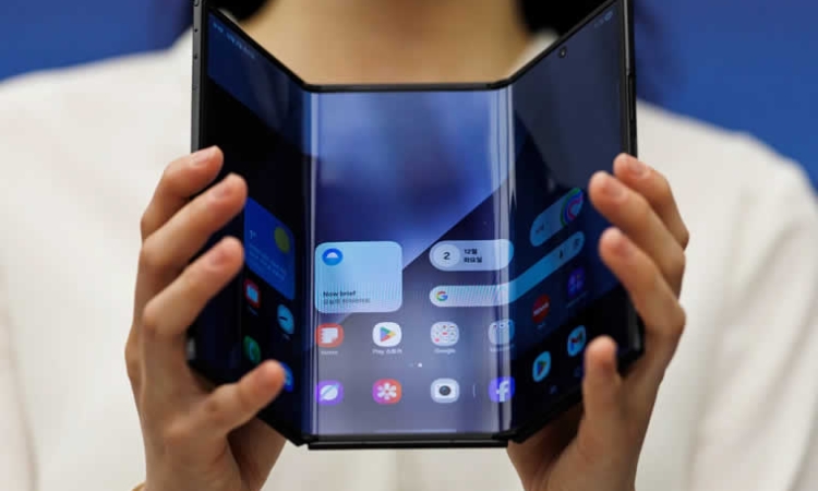 Το επόμενο βήμα στα smartphones: Ένα διπλά αναδιπλούμενο κινητό, τρεις οθόνες, τέσσερις χώροι εργασίας