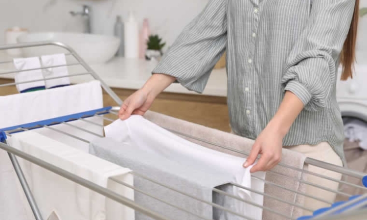 Πώς να στεγνώσετε ρούχα μέσα στο σπίτι χωρίς υγρασία — ο σωστός τρόπος (και ο λάθος)