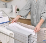 Πώς να στεγνώσετε ρούχα μέσα στο σπίτι χωρίς υγρασία — ο σωστός τρόπος (και ο λάθος)