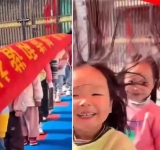 Κίνα: Δασκάλες έδειξαν στους μαθητές τι σημαίνει στατικός ηλεκτρισμός - Τους έτριψαν σημαία στα μαλλιά