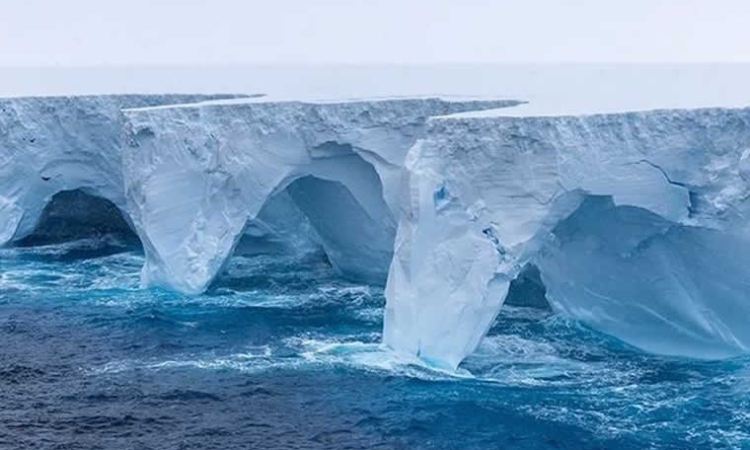 Ρέκβιεμ για τον γίγαντα των θαλασσών: Το τέλος του μεγαλύτερου παγόβουνου της Γης μετά από 40 χρόνια περιπλάνησης