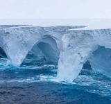 Ρέκβιεμ για τον γίγαντα των θαλασσών: Το τέλος του μεγαλύτερου παγόβουνου της Γης μετά από 40 χρόνια περιπλάνησης