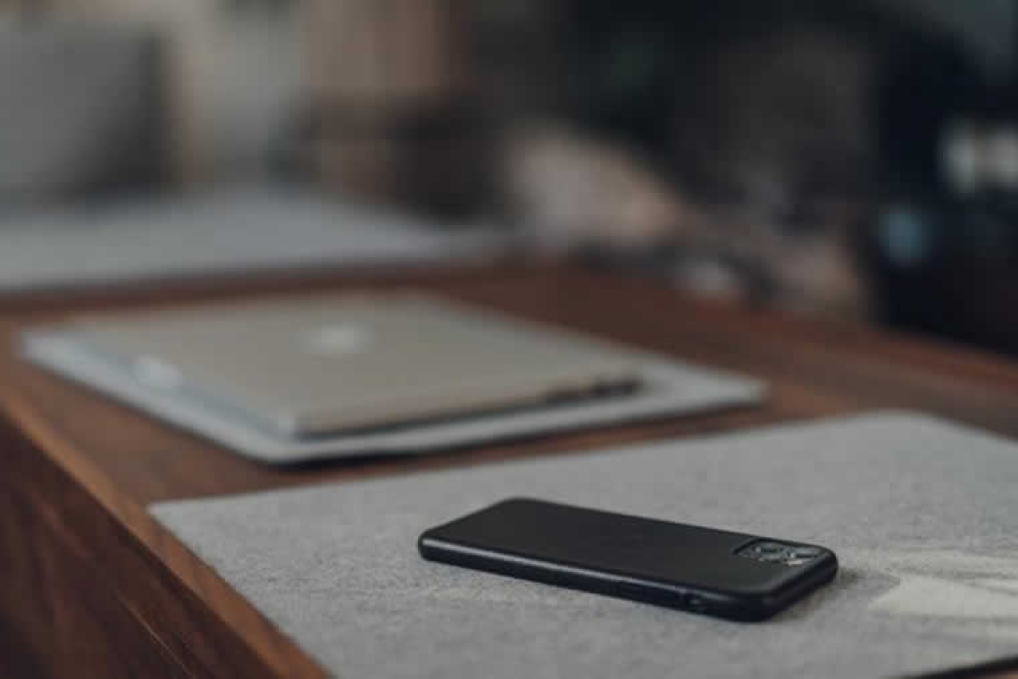 Γιατί δεν πρέπει να αφήνουμε το κινητό ανάποδα στο τραπέζι