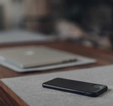 Γιατί δεν πρέπει να αφήνουμε το κινητό ανάποδα στο τραπέζι