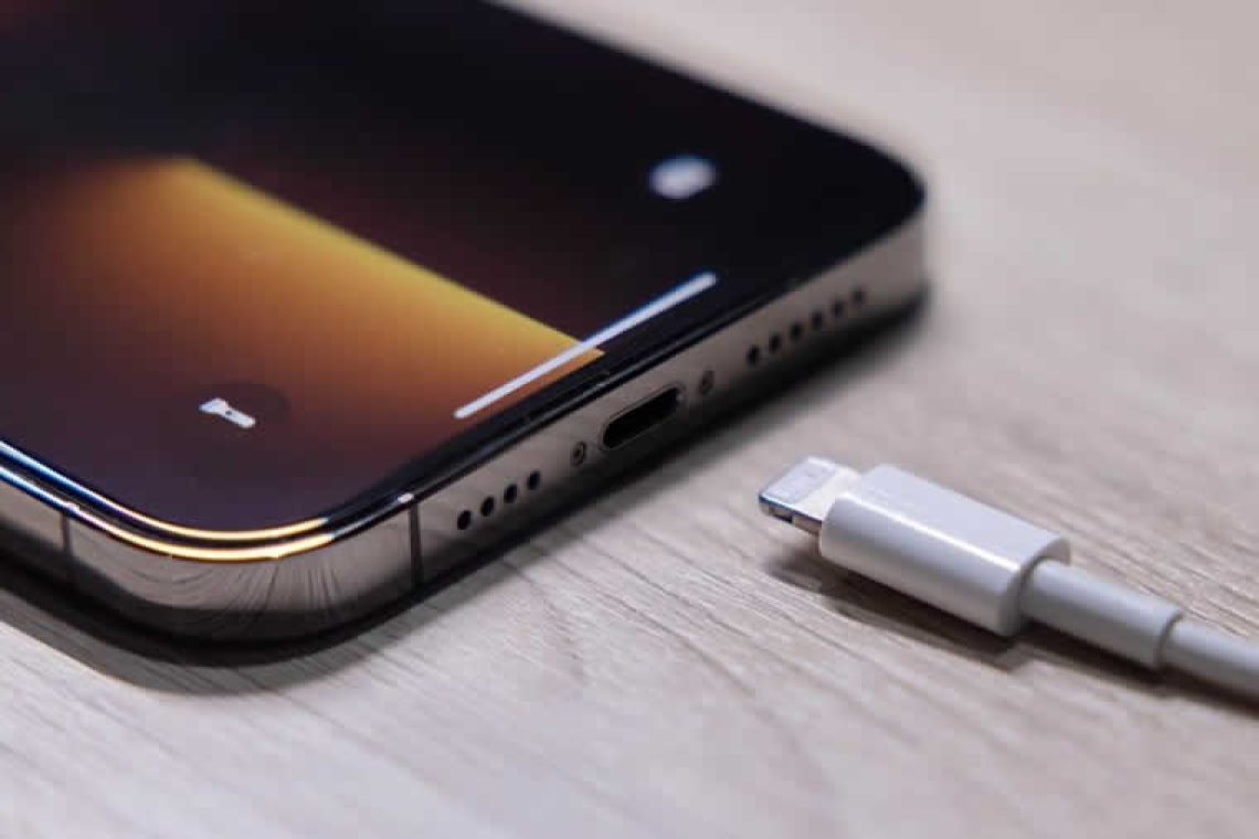 Γιατί τα κινητά δεν πωλούνται πια με φορτιστή