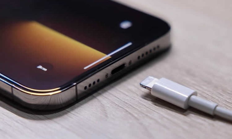 Γιατί τα κινητά δεν πωλούνται πια με φορτιστή